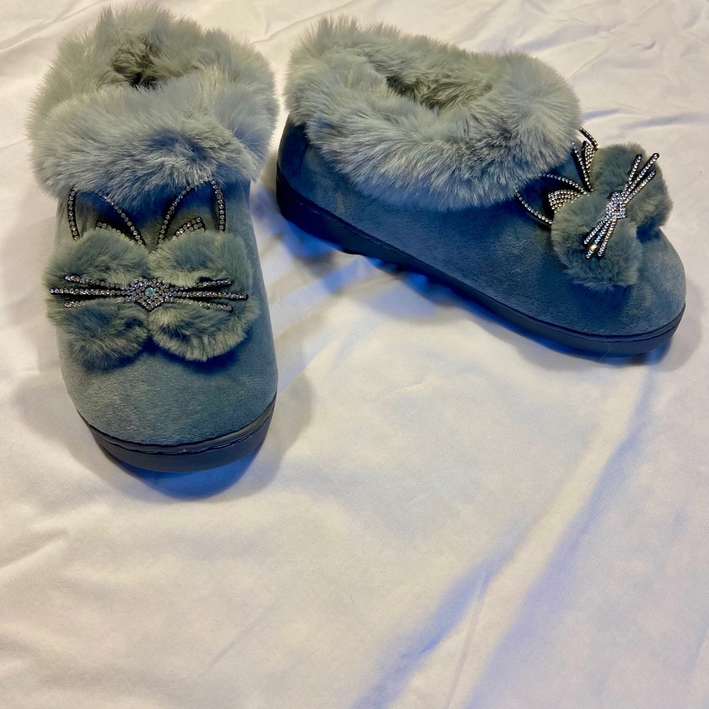 plush fluffy comfortable gray kitty cat house shoe slippers
